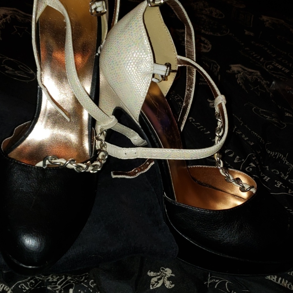 Shoes - Picture 7 of 8